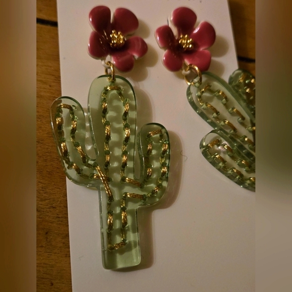 🆕️ Betsey Johnson Cactus Statement Earrings Retails @ $58 - Picture 4 of 5